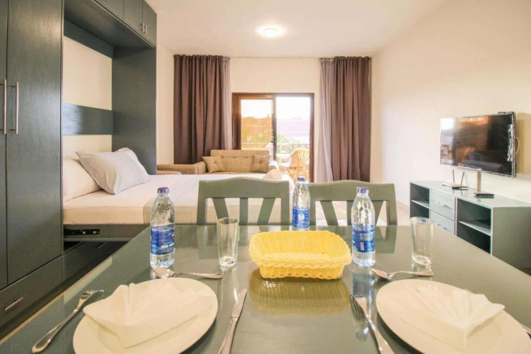 Beautiful studio with sea view and pool view