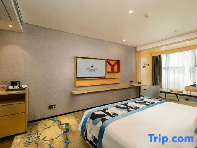 Deluxe Double room with city view