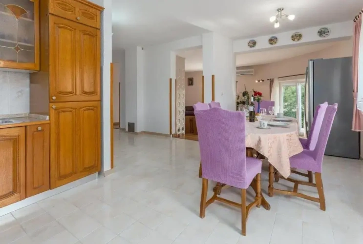 4 Bedrooms Cottage
