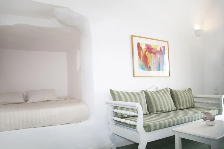 WhiteDeck Hotel