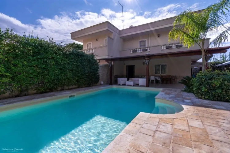 2 Bedrooms Villa
