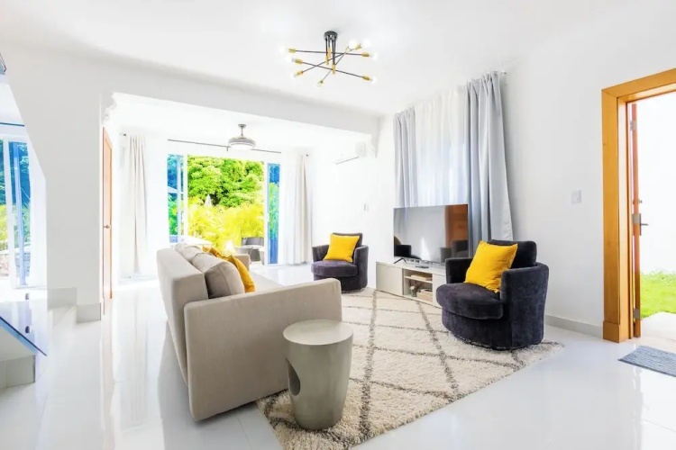 3-BR Villa with Pool & Rooftop Jacuzzi