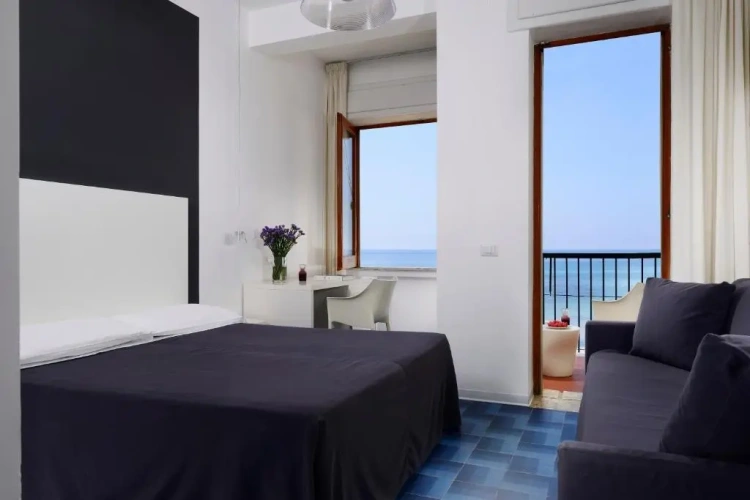 Standard Triple room with sea view