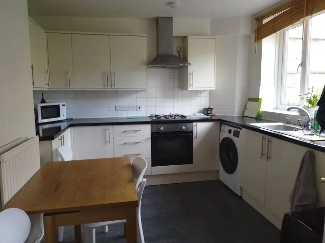 4 Bedrooms Apartment