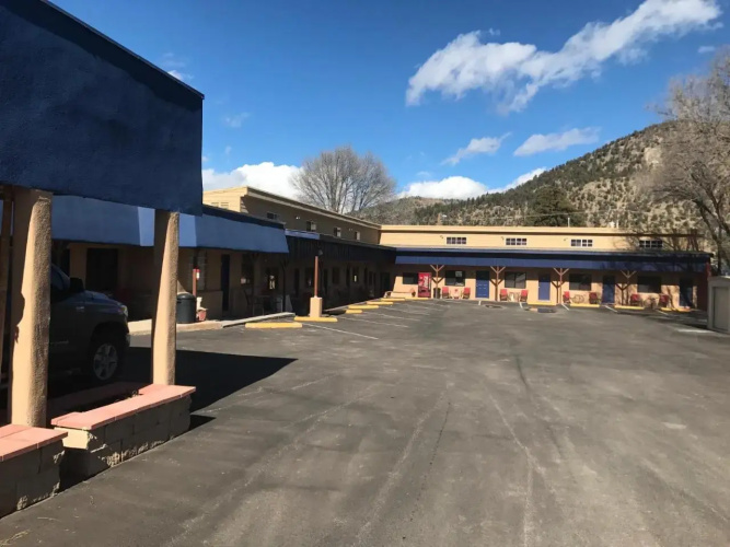 Apache Motel & Condos