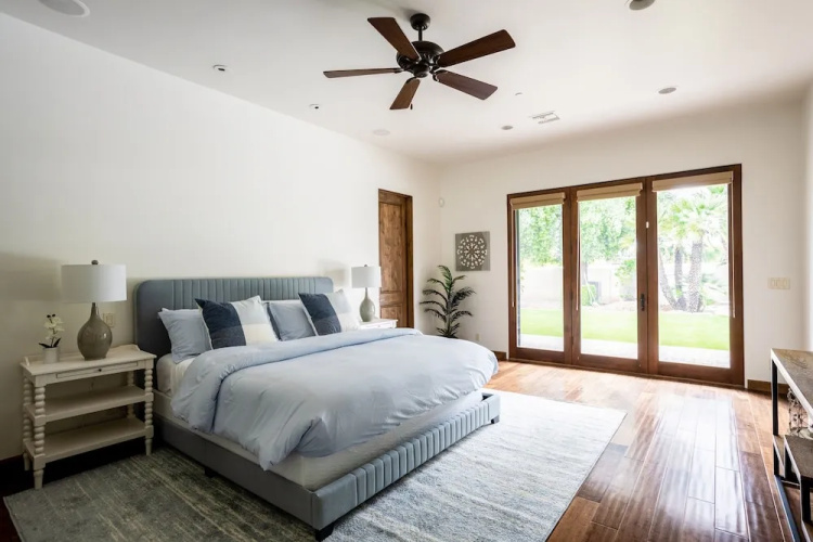Upscale W/ Pool, Chefs Kitchen & Stables 6 Bedroom Home