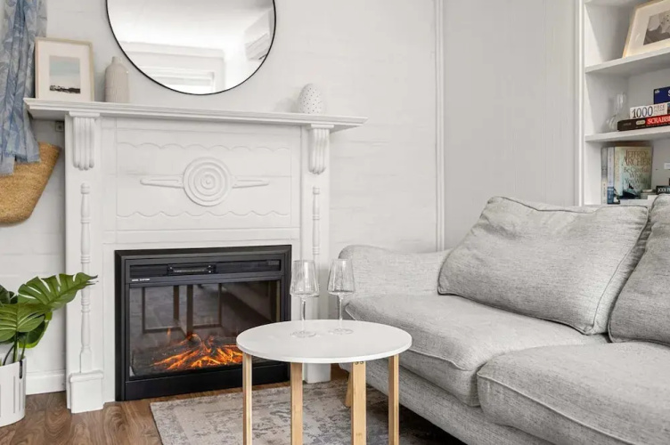 Charming 1-bed With Fireplace by the Beach