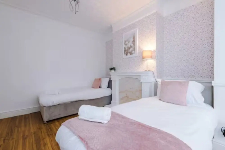 Spacious 4-Bed House Manchester