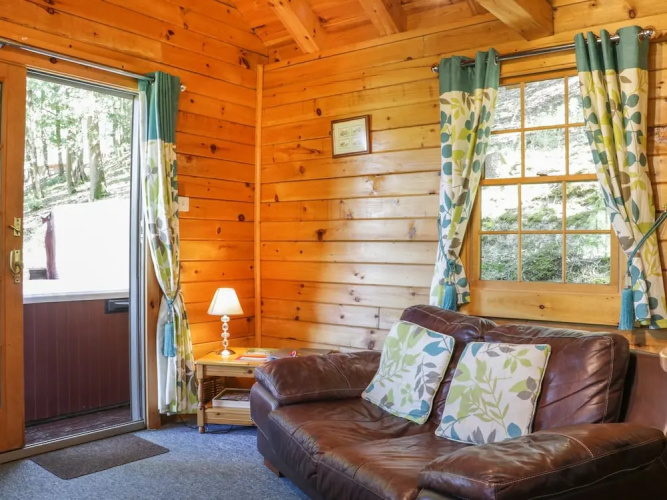 Hollies Lodge