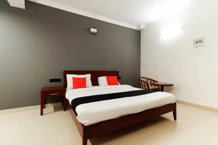Makers Hotel by OYO Rooms