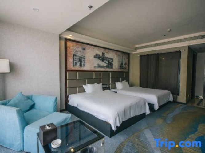 Standard Twin room with city view