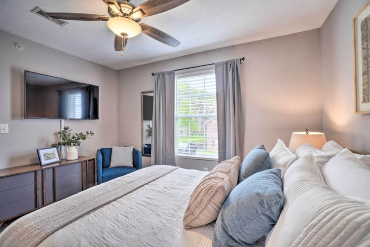 Modern Condo w/ Deck ~ 7 Mi To Branson Landing!