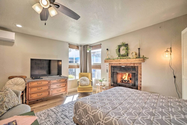 Williams Studio on Famous Route 66 With Fireplace!