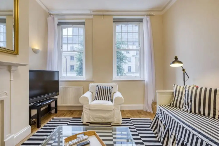 Spacious 2bed/2bath Apt, 5mins to Victoria St