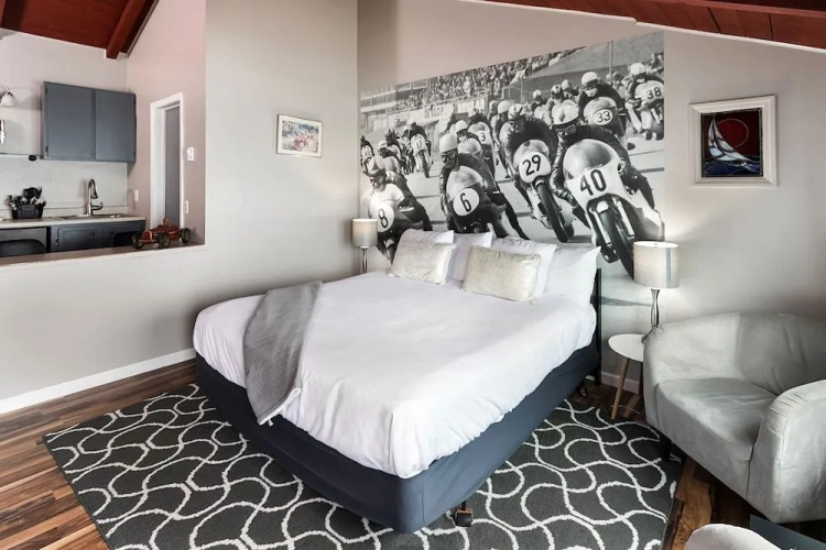Moolack Shores Inn