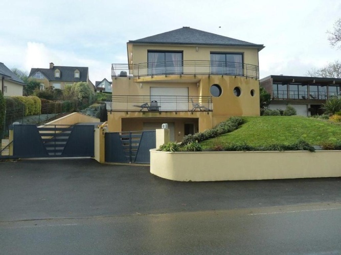 3 Bedrooms Apartment