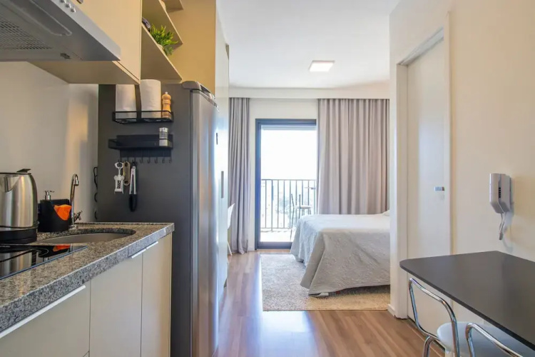 Studio Elegante com Varanda e Tima Localiza o
