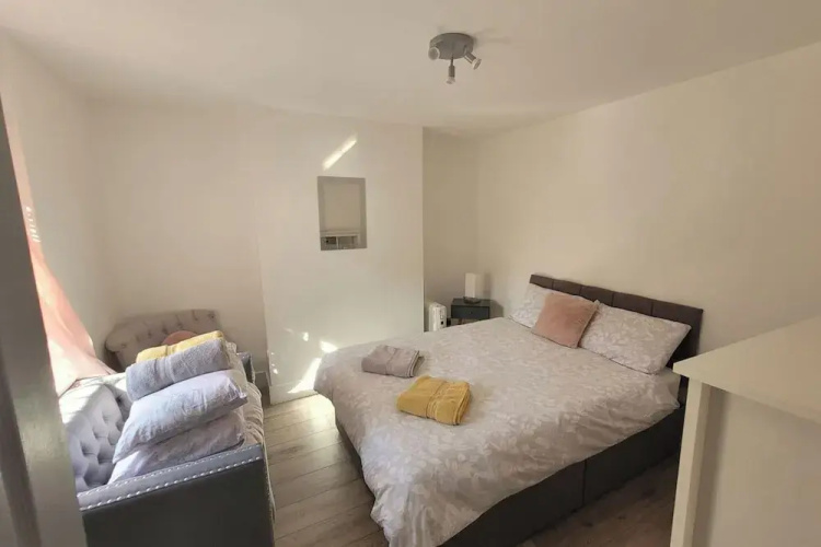Apt - Sleeps 4/5 - Garden - Parking