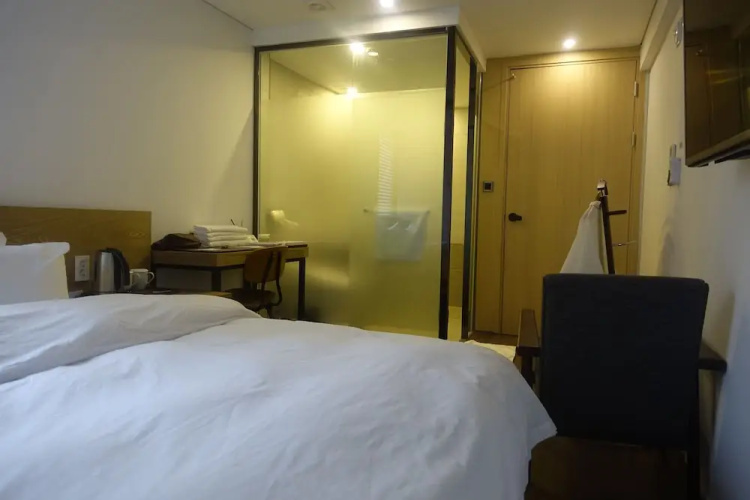 Gray Ground Hotel