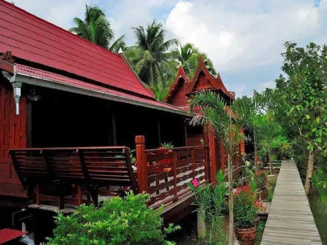 Ruan Amphawa(เรือน อัมพวา)