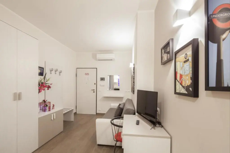 Metro Apartment