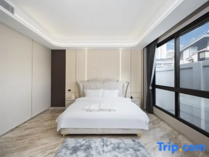 5 Bedrooms Villa