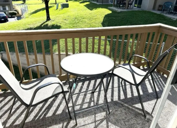 Corner Top Floor Fall Creek Convenient to 76