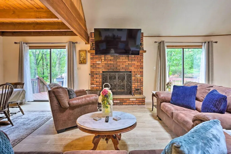 Bushkill House w/ Deck & Community Amenities!