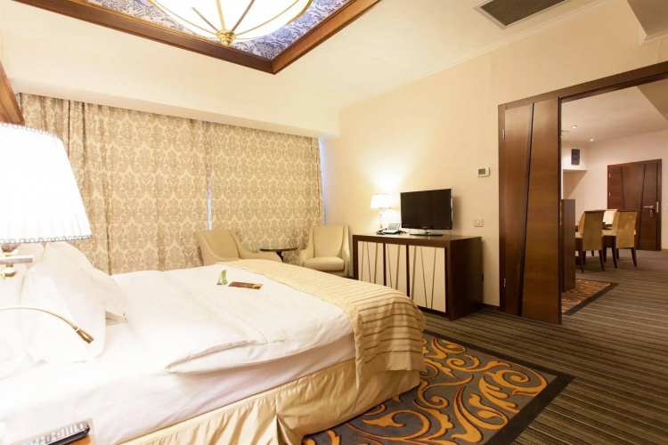 Metropolis Hotel
