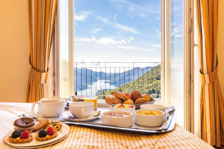 Classic room with balcony and with lake view