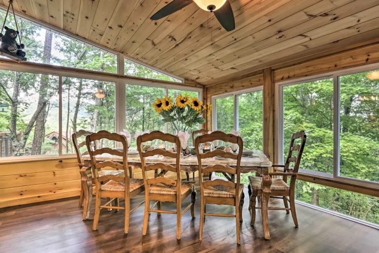 Mtn-view Cabin w/ Hot Tub in Sevierville!