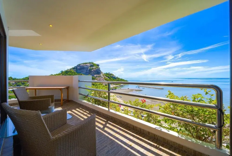 Beachfront 2 bed Condo with Seaview BW2