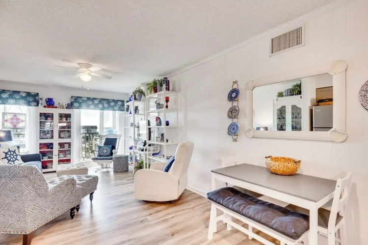Atlantic Beach Condo w/ Balcony & Beach Access!