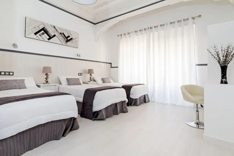 Hostal Gran Via 63 Rooms