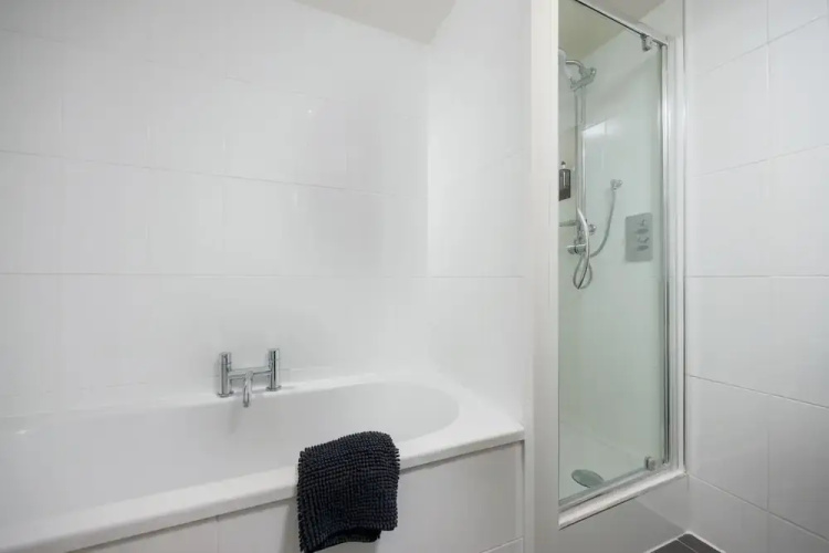 Modern 3 Bed Apartment - Parking