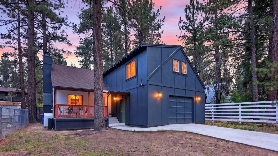 Angeles Boulevard By Avantstay Striking Mountain Home + Fire Pit + Foosball + 2 Living Areas Near Big Bear Mountain Resort + Village + Lake - Big Bear, CA