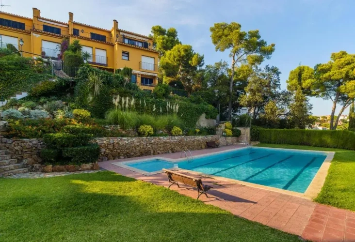 4 Bedrooms Apartment