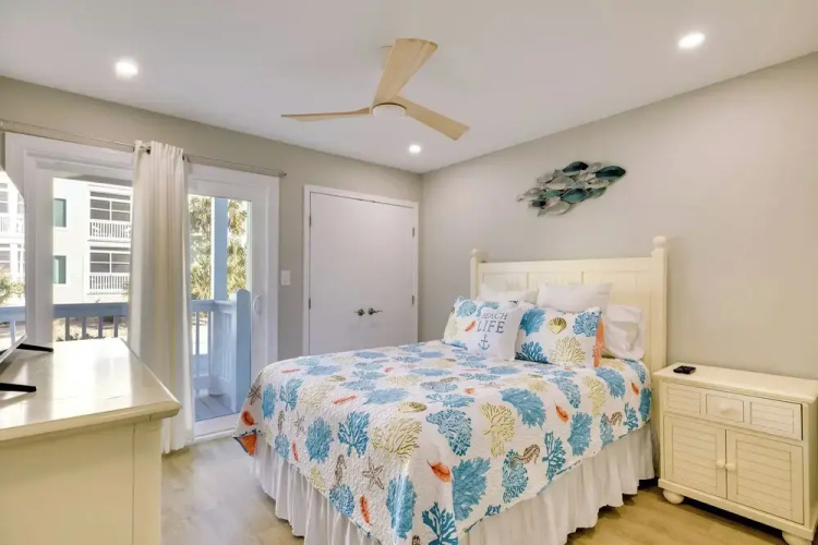 Emerald Isle Condo w/ Indoor Pool & Beach Access!