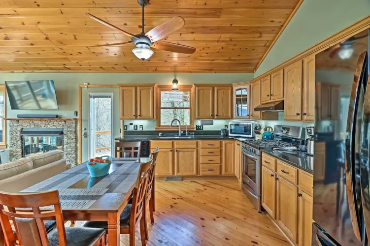 Serene 'mountain Mist' Retreat w/ Deck & Hot Tub!