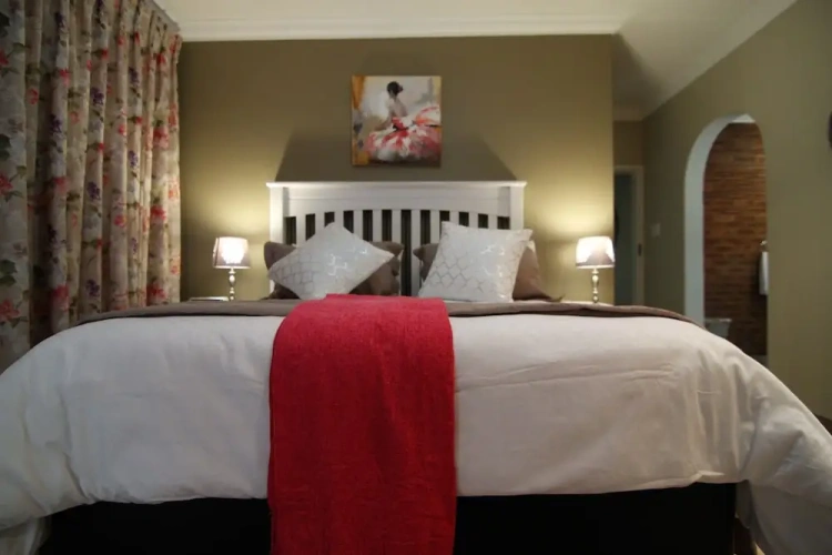 4 Bedrooms Executive Cottage