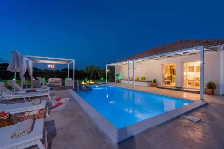 Madini Luxury villa with private Heated pool