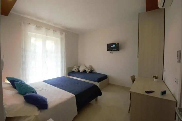 Standard Triple room with garden view