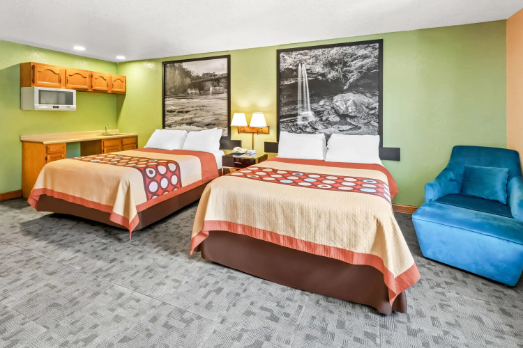 Super 8 by Wyndham Uniontown PA