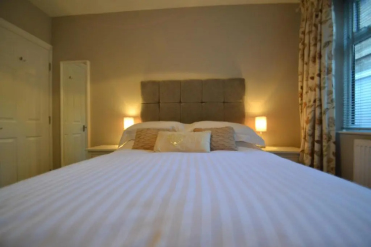 Charming 1 bed riverside apartment