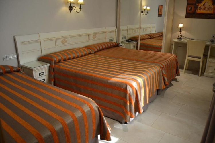 Standard Triple room