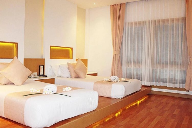 Iyara Beach Hotel & Plaza