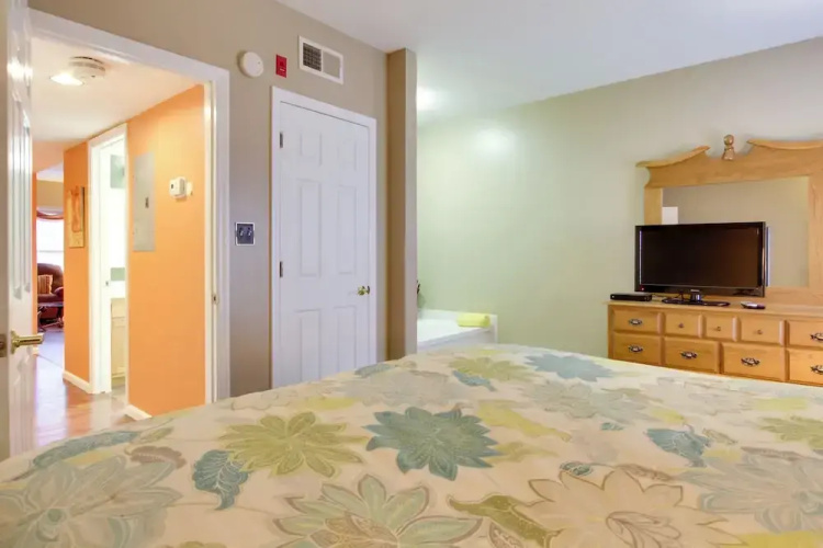 Parkway Condo ~ Walk to Island in Pigeon Forge!