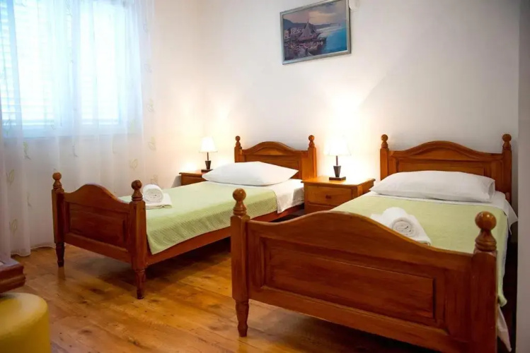 Apts&rooms Robi-50m from beach