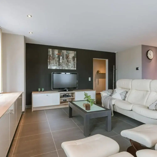 Spacious Apartment With Lateral sea View