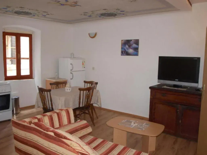 Apartment 52